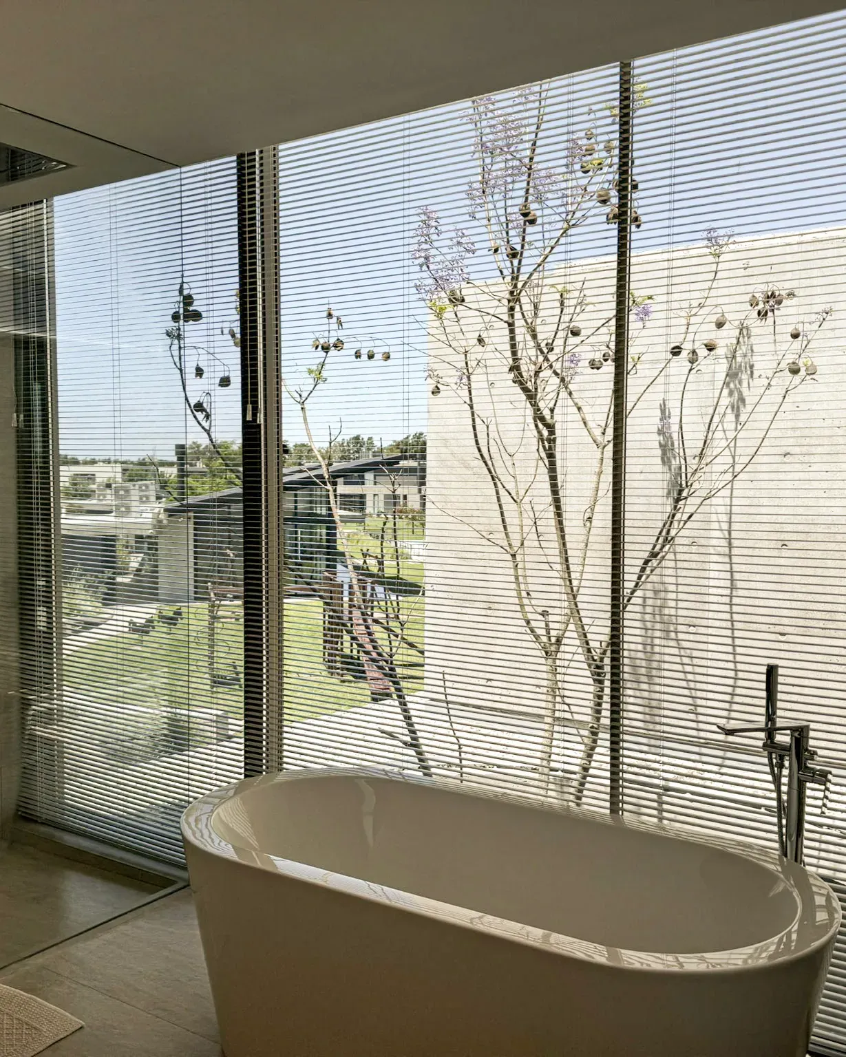 Trabajo de venecianas de aluminio en living.