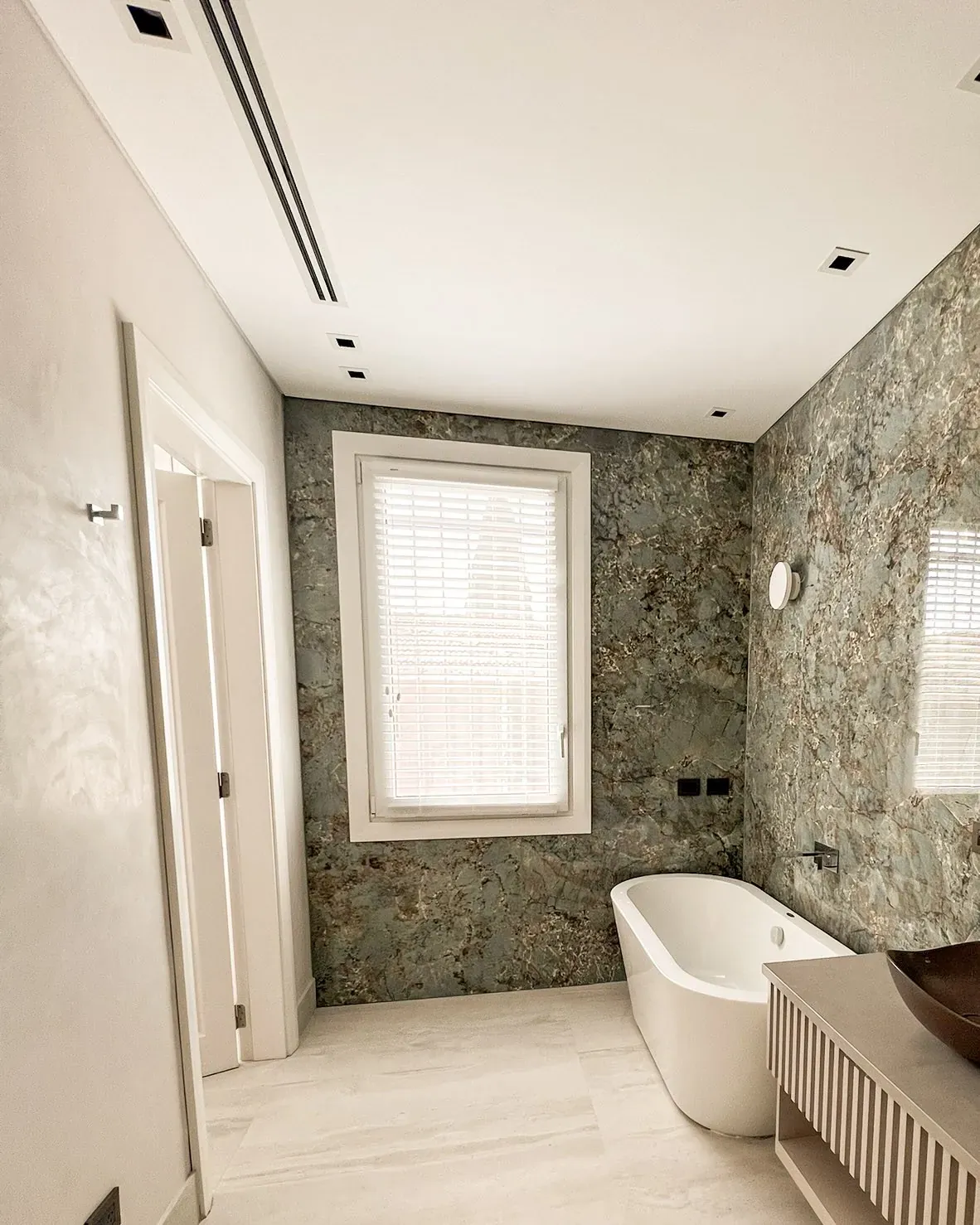Trabajo de venecianas de aluminio en baños.