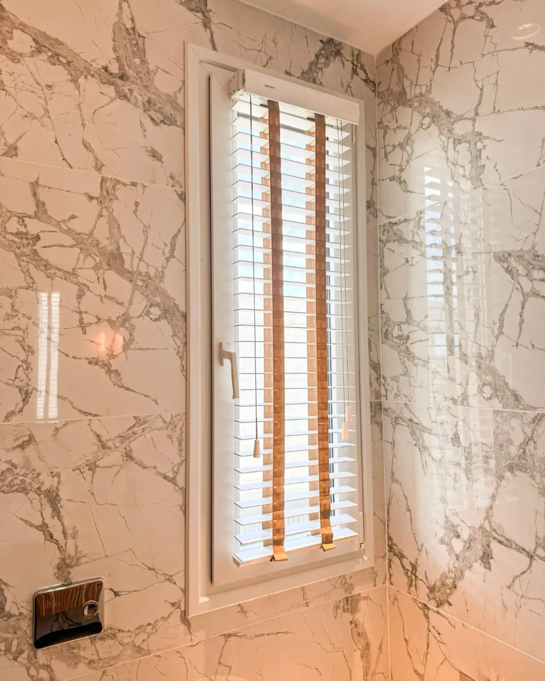 Trabajo de venecianas de madera en baños.