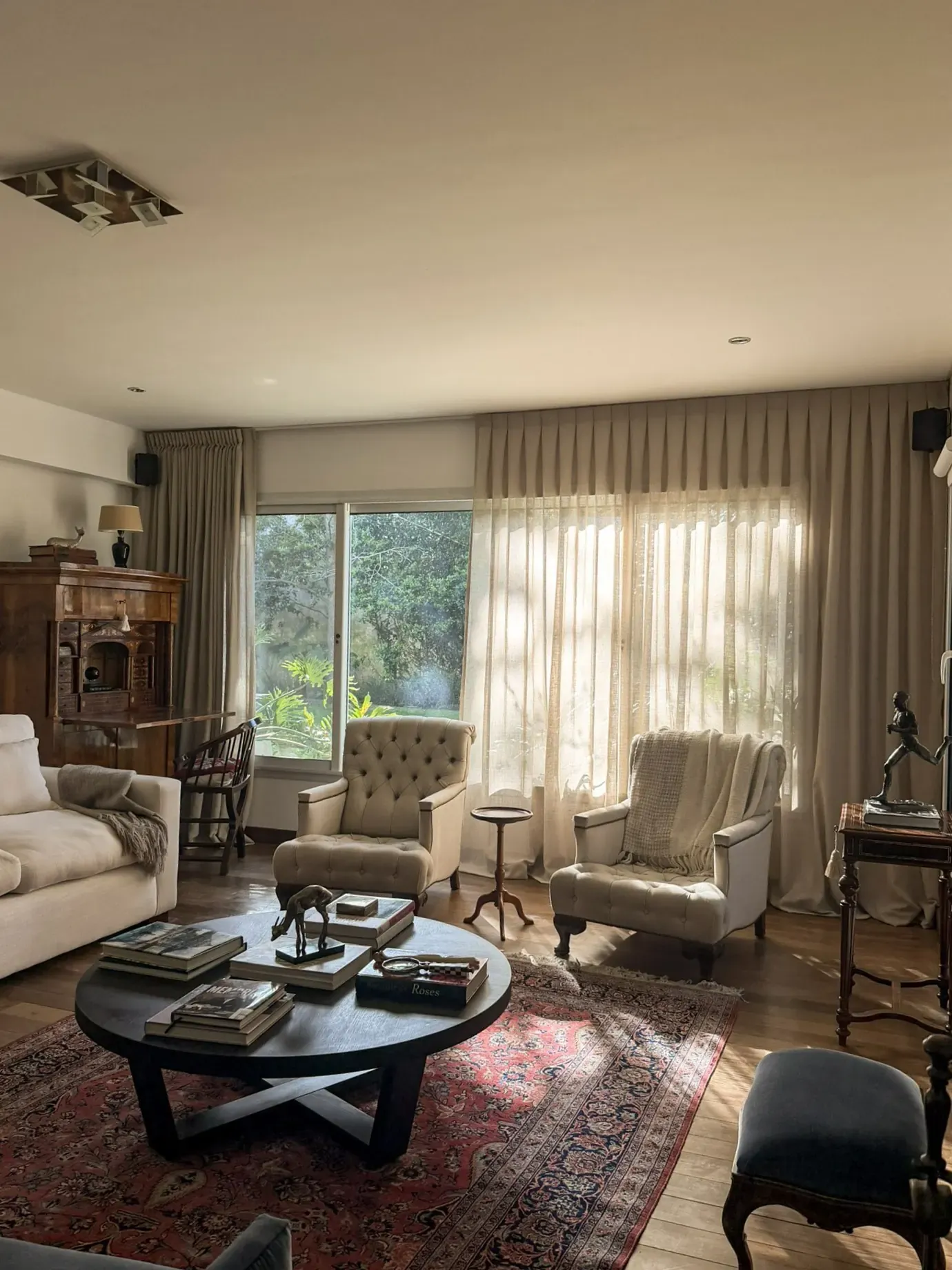 Trabajo de cortinas tradicionales en living.