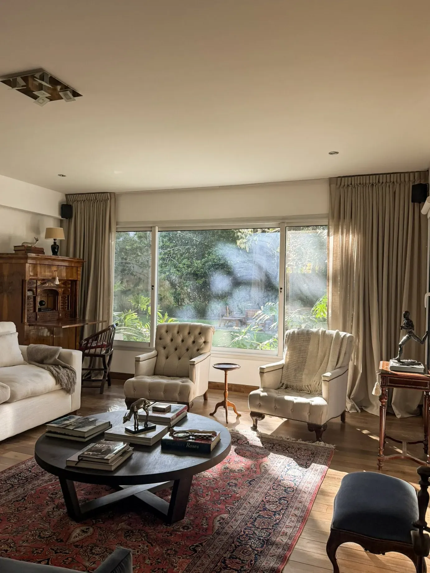 Trabajo de cortinas tradicionales en living.
