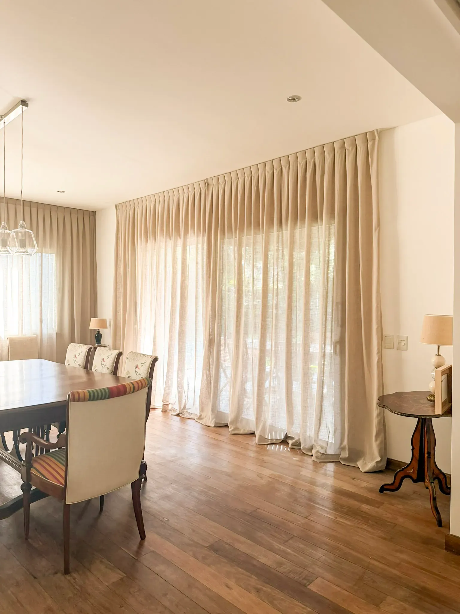 Trabajo de cortinas tradicionales en comedor.