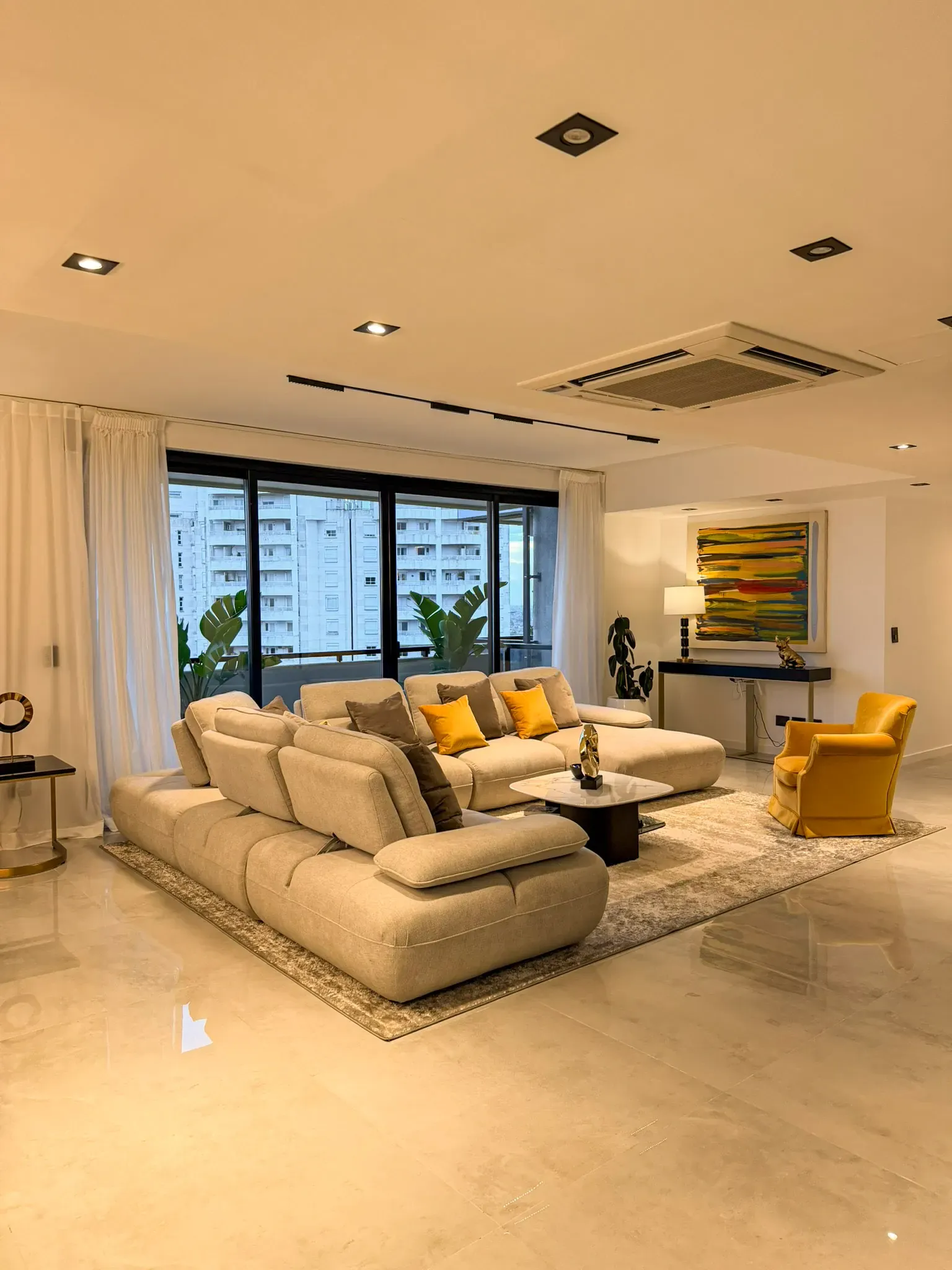 Trabajo de cortinas tradicionales en living, abiertas.