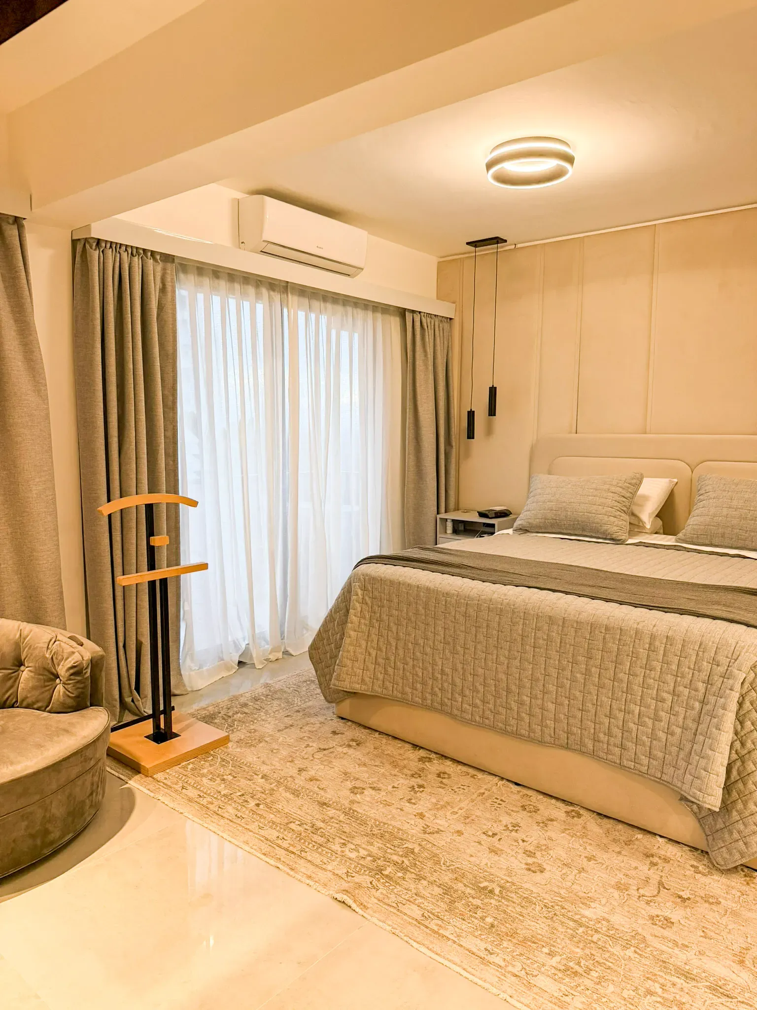 Trabajo de cortinas tradicionales en dormitorios y dormitorio principal, cerradas.