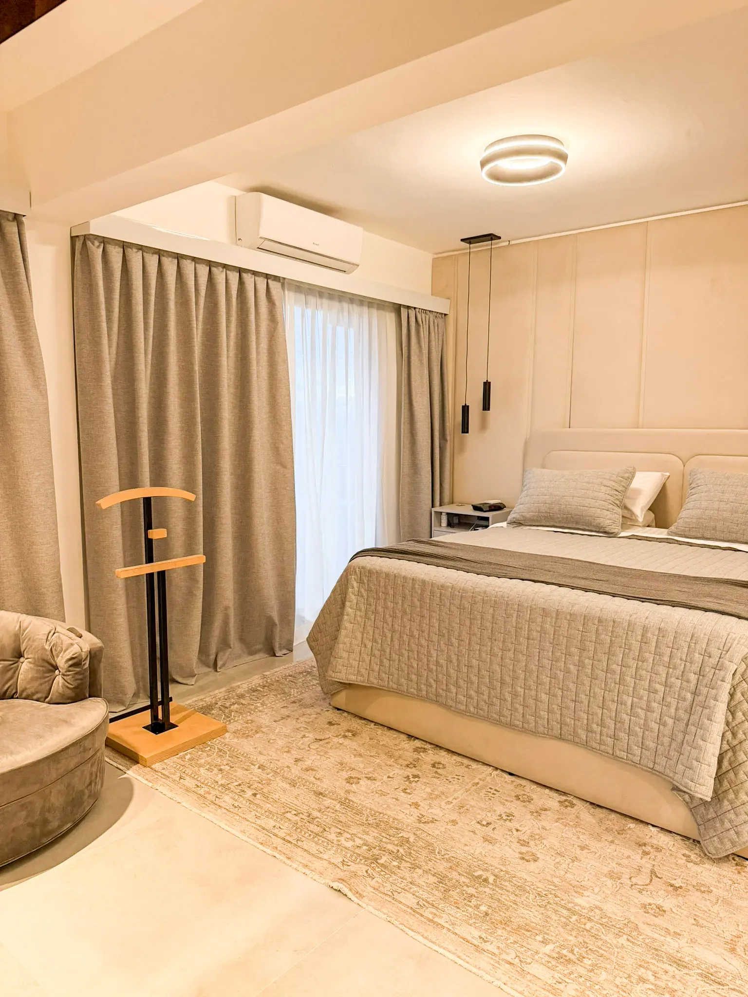 Trabajo de cortinas tradicionales en dormitorios y dormitorio principal, abiertas.