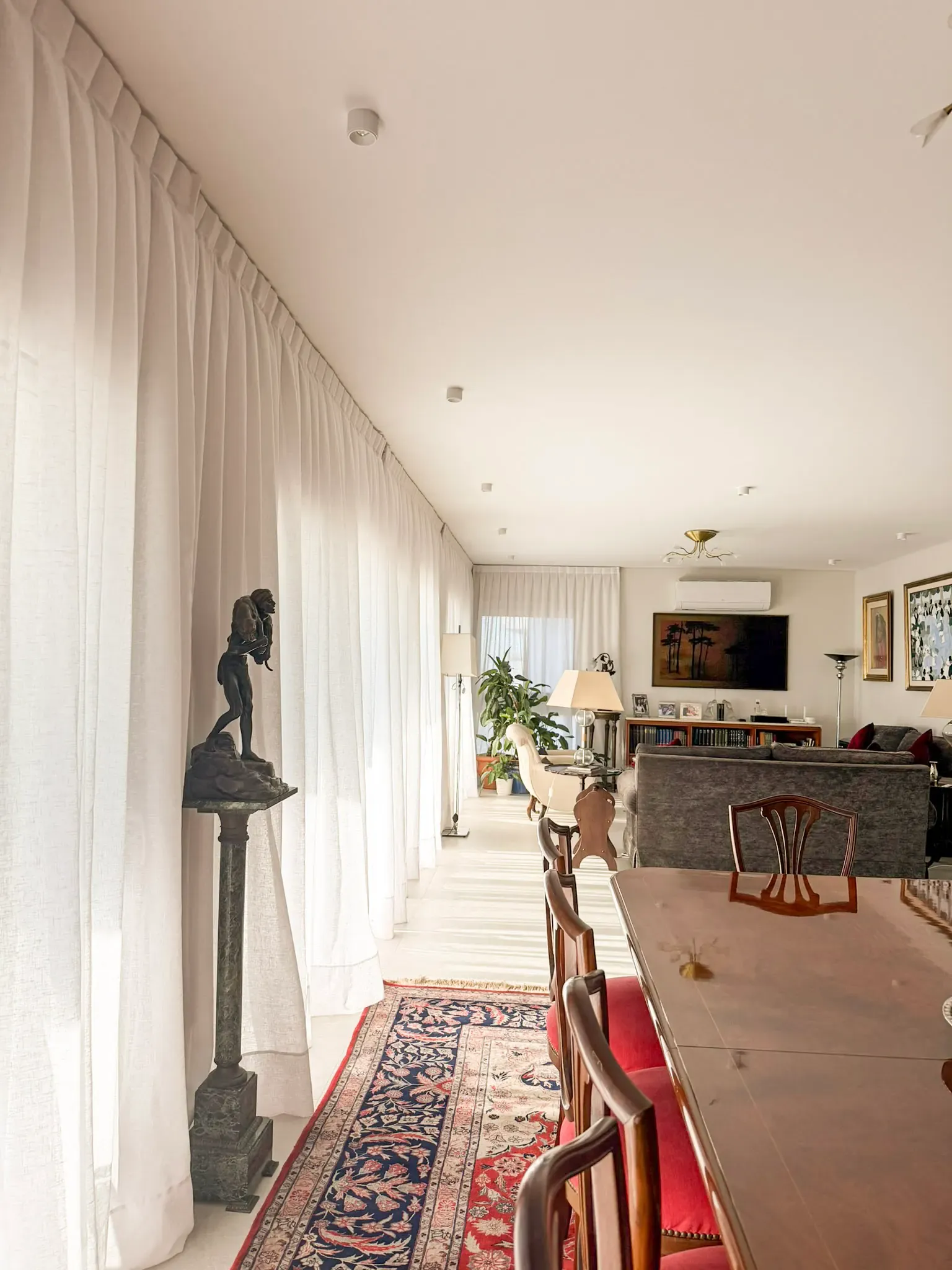 Trabajo de cortinas tradicionales en living.