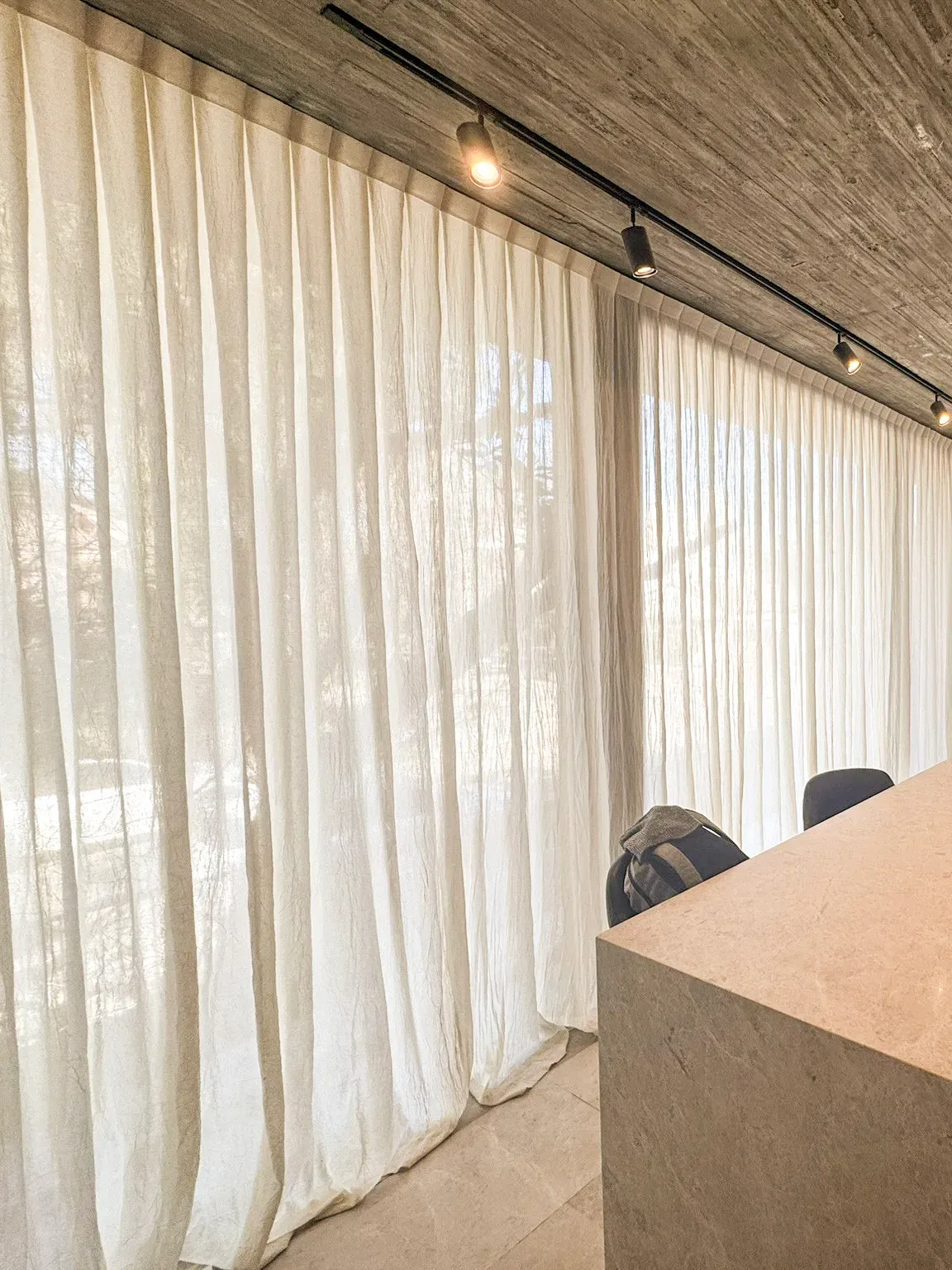 Cortinas tradicionales en cocina.