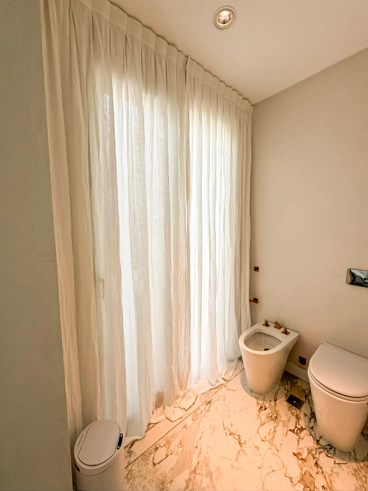 Cortinas tradicionales en baño.
